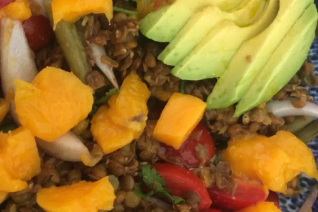 Ensalada de lentejas, aguacate y mango