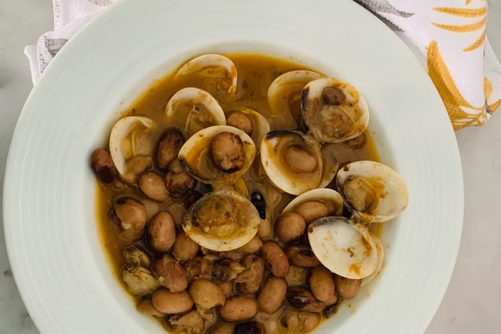 Pochas con almejas